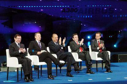 Noel Forgeard, presidente de Airbus, junto a Tony Blair, Jacques Chirac, Gerhard Schröder y José Luis Rodríguez Zapatero, en la presentación del A-380.