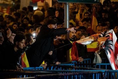 Las protestas ante Ferraz se intensifican el día de la investidura de Pedro Sánchez y terminan con cargas policiales y detenciones