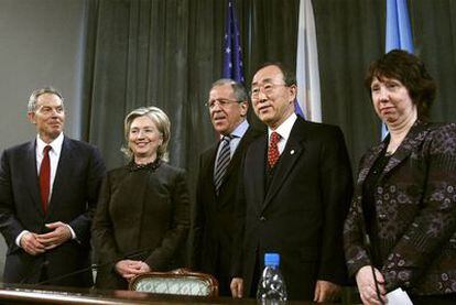 De izquierda a derecha: Tony Blair, junto a los miembros del Cuarteto (Hillary Clinton, Sérgei Lavrov, Ban Ki-moon y Catherine Ashton) tras la reunión celebrada ayer en Moscú.