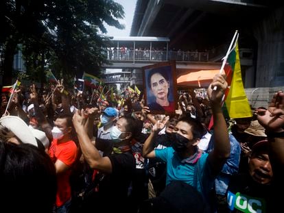 Manifestación de protesta ante la Embajada de Myanmar en Bangkok contra la ejecución de cuatro activistas por la junta militar, el pasado martes.
