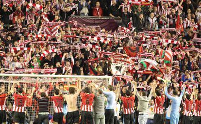 Los jugadores del Athletic celebran con la afici&oacute;n el pase a la final.