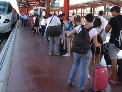 Los viajeros esperan en un andén de la estación de Chamartín, Madrid, durante un día de huelga en verano.