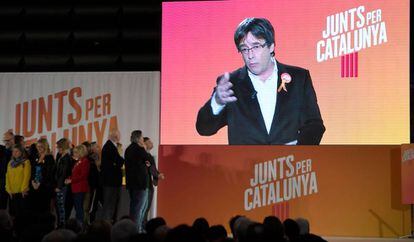 Puigdemont participa aquest dilluns en un acte de campanya de Junts Per Catalunya a través d'una pantalla.