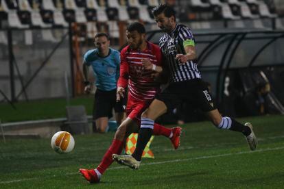 Luis Suárez pelea con el andaluz Crespo, capitán del PAOK.