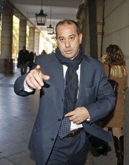 El exfutbolista José Antonio Gómez, conocido como Pizo Gómez, sale de los juzgados sevillanos.