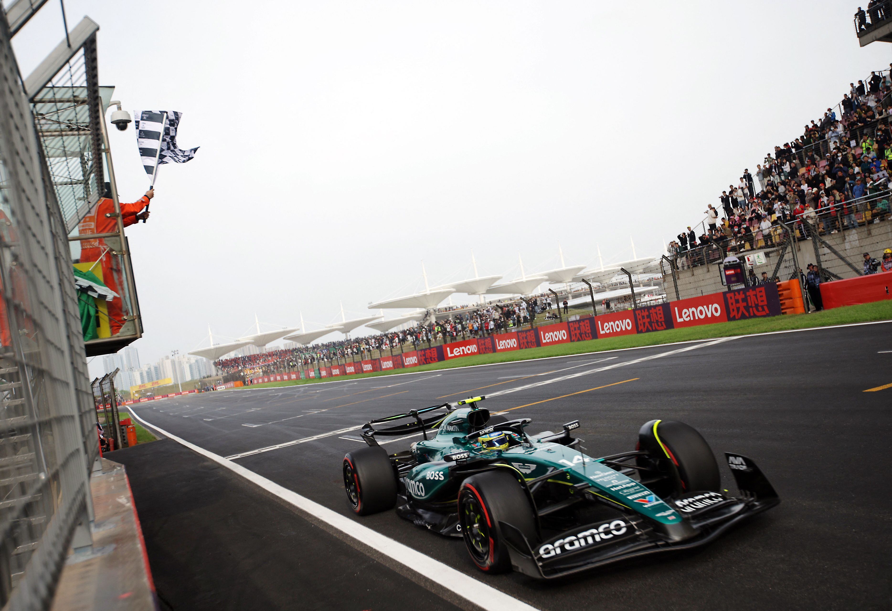 El Aston Martin de Fernando Alonso, tras cruzar la línea de meta este sábado.