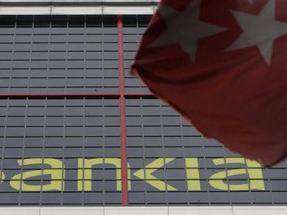 Una bandera de la comunidad madrile&ntilde;a ondea ante la sede de Bankia en Madrid. EFE/Archivo