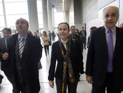 Rafael Blasco, a la derecha, cuando era consejero, camina junto a la presidenta del Tribunal Superior valenciano en 2011.