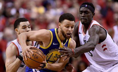 Curry, entre VanVleet y Siakam.