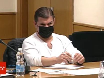 Captura de video del acusado César Román, el 'Rey del Cachopo', mientras comparece en una nueva sesión de su juicio por el asesinato de Heidi Paz.