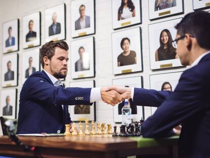 Magnus Carlsen saluda a Anish Giri al inicio de su partida de la Copa Sinquefield, el pasado agosto en el Club de Ajedrez de San Luis (Misuri, EEUU)