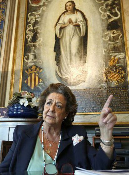 Rita Barberá, en su despacho en 2015.
