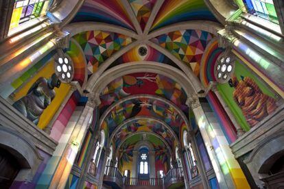 Una panorámica general de la obra del artista cántabro en la iglesia de Santa Bárbara.