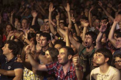 Un grupo de j&oacute;venes disfruta uno de los conciertos de la fiesta mayor de Gr&agrave;cia