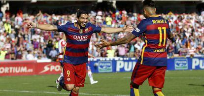 Luis Su&aacute;rez, del FC Barcelona, celebra un gol con su compa&ntilde;ero Neymar, en la &uacute;ltima jornada de la Liga 2015/2016