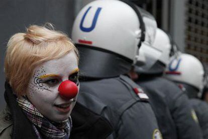 Movilización contra el proceso de Bolonia, ayer en Viena, en medio de una fuerte presencia policial.
