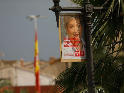 Un cartel de la candidata a la alcaldía del PSOE a Albudeite (Murcia), Isabel de los Dolores Peñalver Neuhauser, este jueves.