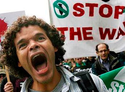 Un manifestante contra la guerra de Irak lleva una pancarta que pide "Parar la guerra", ayer en el centro de Londres.