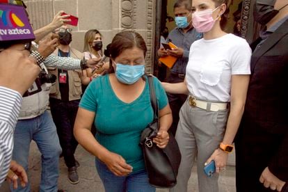 Dolores Bazaldúa, la madre de Debanhi Escobar, con Mariana Rodríguez, este viernes en Monterrey.