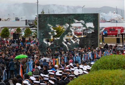 Veteranos de guerra, altos funcionarios y militares conmemoran el 40 aniversario de la guerra de Malvinas en la ciudad de Ushuaia, este 2 de abril de 2022.