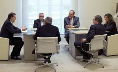 Mariano Rajoy, y la ministra de Empleo, Fátima Báñez, en la reunión con los presidentes de la CEOE, Juan Rosell, y de CEPYME, Jesús Terciado , y los secretarios generales de CCOO y UGT, Ignacio Fernández Toxo y Cándido Méndez.