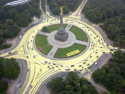 El intenso tráfico rodado en torno a la rotonda de la icónica Columna de la Victoria se encargó de repartir la pintura amarillo, luego extendieron una pancarta con el lema "sol en lugar de carbón".
