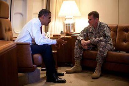 Barack Obama conversa con el general McChrystal en el <i>Air Force One,</i> en octubre de 2009.