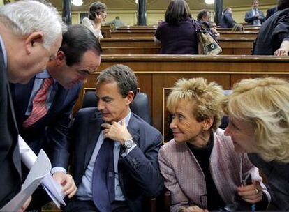 Zapatero conversa ayer con el presidente del Congreso, el ministro de Exteriores y las dos vicepresidentas del Gobierno.