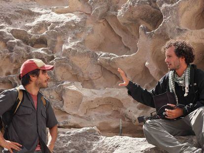 Gael Garc&iacute;a y Jon&aacute;s Cuar&oacute;n durante el rodaje de &#039;Desierto&#039;.