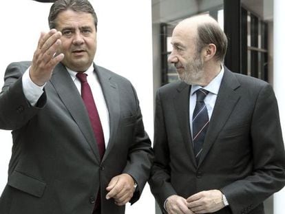 El presidente del Partido Socialdem&oacute;crata (SPD), Sigmar Gabriel, con Alfredo P&eacute;rez Rubalcaba.