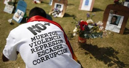 Un ciudadano frente a tumbas por violencia en Venezuela.