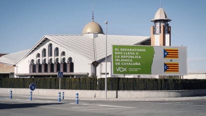 Imagen de la mezquita de Palafruguell (Girona), ante la que Vox ha colocado una valla, utilizada por el partido ultra en su campaña.