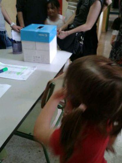 Urna instalada ayer en el colegio Lluís Vives de Valencia para votar sobre la jornada continua.