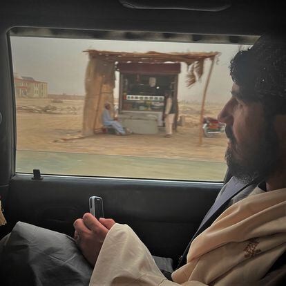 Un afgano viajaba por la carretera que lleva desde la frontera con Pakistán a la ciudad de Kandahar. 

