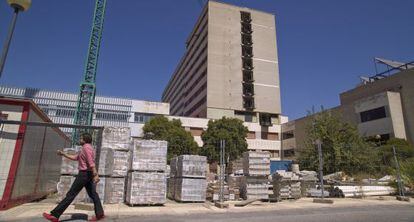 Materiales de construcci&oacute;n frente al Hospital Vigil Qui&ntilde;ones de Sevilla. 