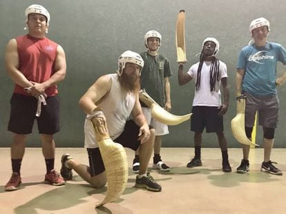 Juan Ramón Arrasate (a la derecha), con sus alumnos de pelota.