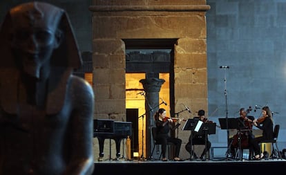 El New Juilliard Ensemble durante una presentación frente al templo de Dendur, en el Met, Nueva York, en 2015.