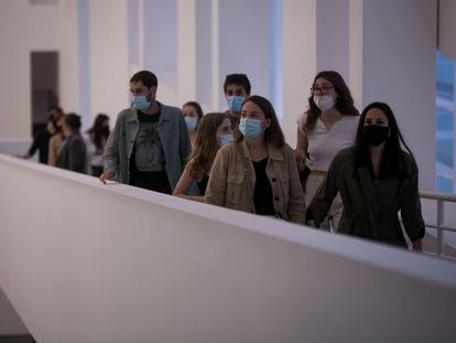 Visitantes con mascarilla en el interior del Macba el sábado durante la Nit dels Museus.