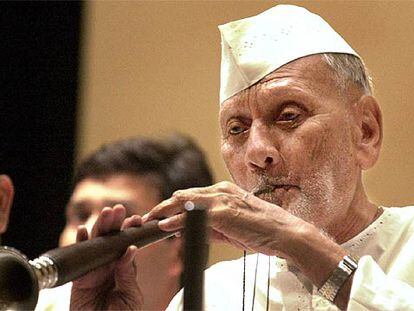 Bismalah Jan toca el <i>shehnai</i> en el Parlamento indio, en agosto de 2003.