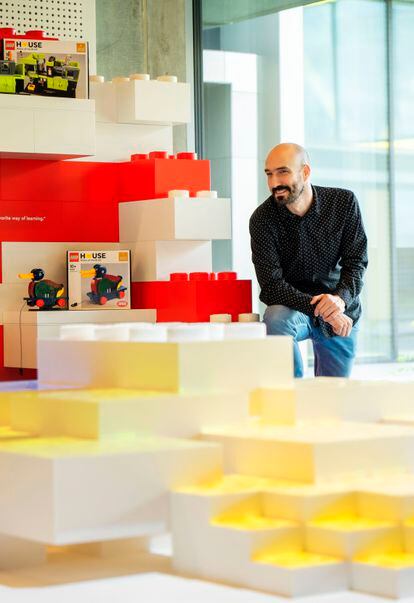 El diseñador español Pablo González, fotografiado en el campus de Lego, en Billund (Dinamarca).