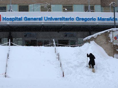 Una mujer intenta acceder al Hospital Gregorio Marañón, en Madrid, bajo la intensa nevada que ha caído en la capital.