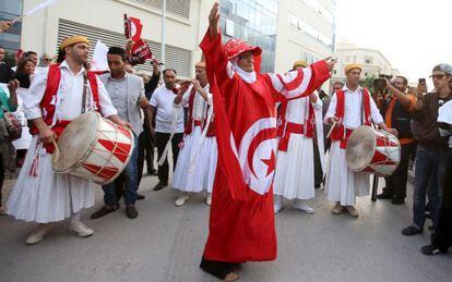 Simpatizantes del partido Nid&aacute; Tunis bailan ante su sede en T&uacute;nez.