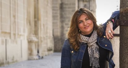 La trabajadora social Beatriz Carrillo, en la avenida de la Constitución de Sevilla.