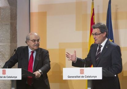 El presidente de la Generalitat, Artur Mas, junto al consejero de Economía y Finanzas, Andreu Mas-Colell (i).