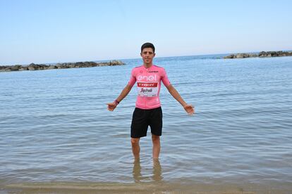 Juan Pedro López, en el Adriático con su maglia rosa.