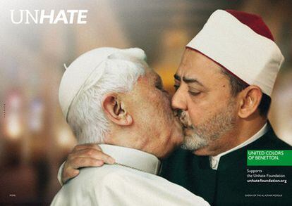 El papa Benedicto XVI y el imán de El Cairo Ahmed Mohamed el-Tayeb en la nueva campaña promocional de Benetton, lanzada el 16 de noviembre de 2011
