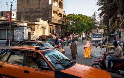 Tráfico y peatones en Dakar, una ciudad que ha crecido de forma vertiginosa: hace 70 años tenía 300.000 habitantes y hoy sobrepasa los 4,5 millones.
