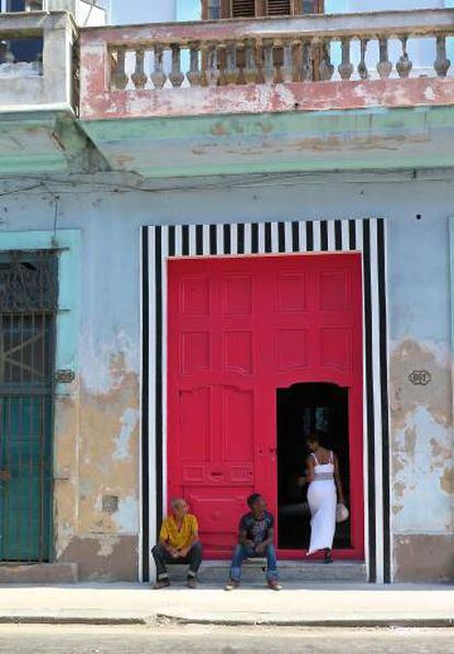 Portal pintado en La Habana, de Daniel Buren.