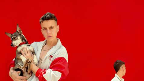 Clara Peya, con su perro 'Cornelia'.