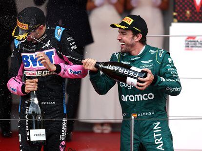 Fernando Alonso celebra el segundo puesto conseguido en el GP de Mónaco con Esteban Ocon, tercero.